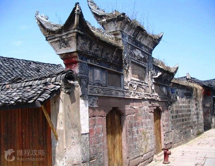 王思聪在深圳剪发，身着LV外套，女收银员眼神羡慕，他冷漠结账
